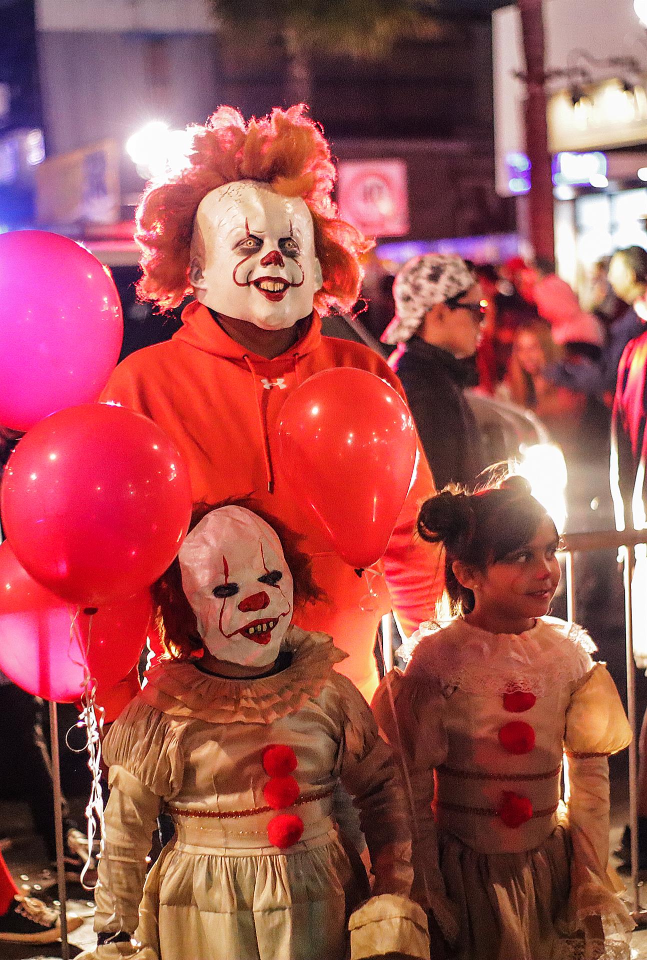 Cientos de personas caracterizadas de personajes de terror participan en la celebración por Halloween el 31 de octubre de 2022, en la ciudad fronteriza de Tijuana, Baja California (México). EFE/Joebeth Terriquez