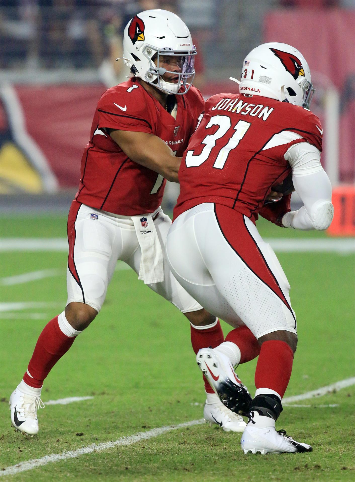 El quarterback de los los Arizona Cardinals, Kyler Murray (i), en una imagen de archivo. EFE/EPA/ROY DABNER