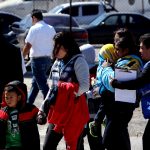 Catorce personas, cuatro madres y 10 niños deportados de Estados Unidos hacia Guatemala, caminan por la pista del aeropuerto internacional La Aurora de Guatemala. Imagen de archivo. EFE/Esteban Biba