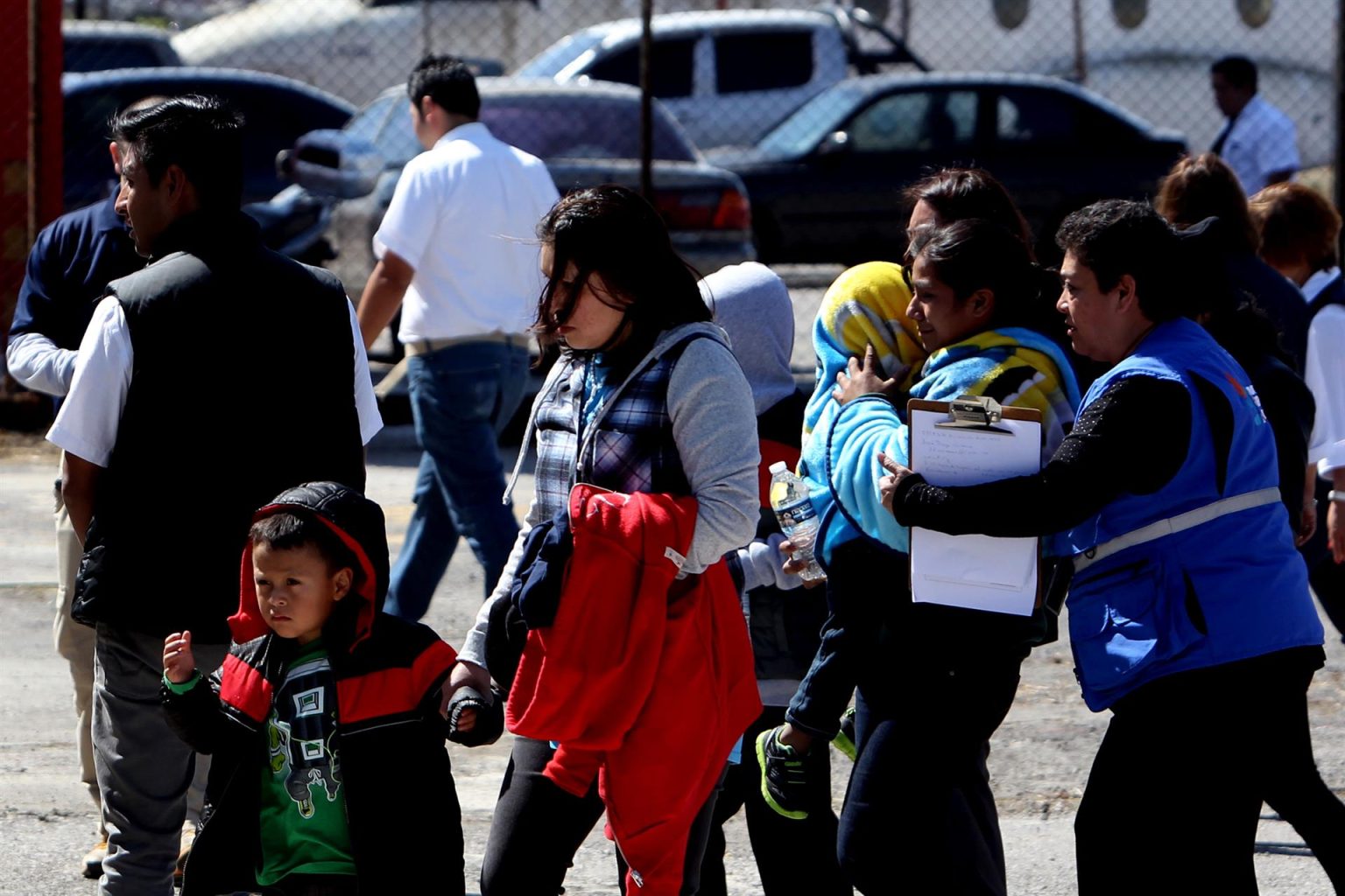 Catorce personas, cuatro madres y 10 niños deportados de Estados Unidos hacia Guatemala, caminan por la pista del aeropuerto internacional La Aurora de Guatemala. Imagen de archivo. EFE/Esteban Biba