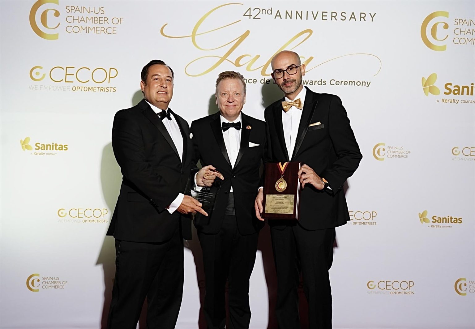 Fotografía cedida por la Cámara de Comercio España-Estados Unidos donde aparece su presidente, Javier Estades Saez (c), que es a su vez presidente y CEO de Tabacalera USA, mientras posa con los ganadores de los Premios Ponce de León, el presidente de la junta directiva de CECOP USA, Ignacio Macías (i), y el director ejecutivo global de Keralty-Sanitas, Sergio Martínez (d), durante una gala este viernes en el Hotel Biltmore de Coral Gables, ciudad aledaña a Miami, Florida. EFE/Cámara de Comercio España-Estados Unidos /SOLO USO EDITORIAL /NO VENTAS /SOLO DISPONIBLE PARA ILUSTRAR LA NOTICIA QUE ACOMPAÑA /CRÉDITO OBLIGATORIO