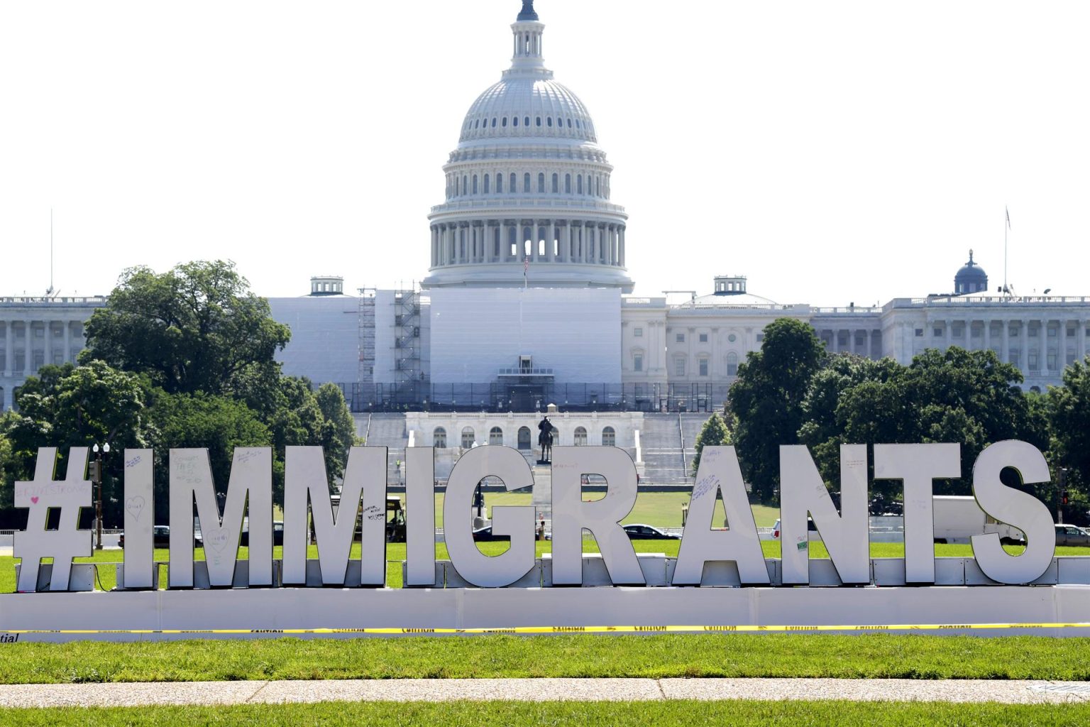 Fotografía de archivo de la palabra "Inmigrantes" instalada durante una conferencia de prensa por el décimo aniversario de la promulgación del programa Acción Diferida para los Llegados en la Infancia (DACA), celebrada cerca del edificio del Congreso en Washington (Estados Unidos). EFE/ Lenin Nolly