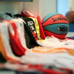 En la imagen un registro de archivo de un balón con el logo de la NBA, junto a varias de las camisetas que distinguen a los equipos de la Asociación Nacional de Baloncesto estadounidense. EFE/Raúl Martínez