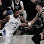 El base de los Brooklyn Nets, Kyrie Irving (i) es defendido por el base de los Memphis Grizzlies, John Konchar (d) durante la primera mitad del partido de baloncesto de la NBA. EFE/EPA/Peter Foley