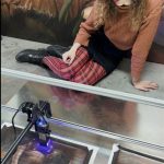 Fotografía cedida por Nektra S.A que muestra a una mujer mientras observa una máquina que escanea y corta con láser una pieza de arte, en Miami (Estados Unidos). EFE/ Nektra S.a