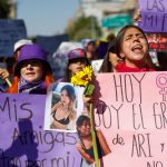 Un grupo de mujeres protesta hoy, en una de las principales avenidas de la Ciudad de México (México). EFE/ Isaac Esquivel
