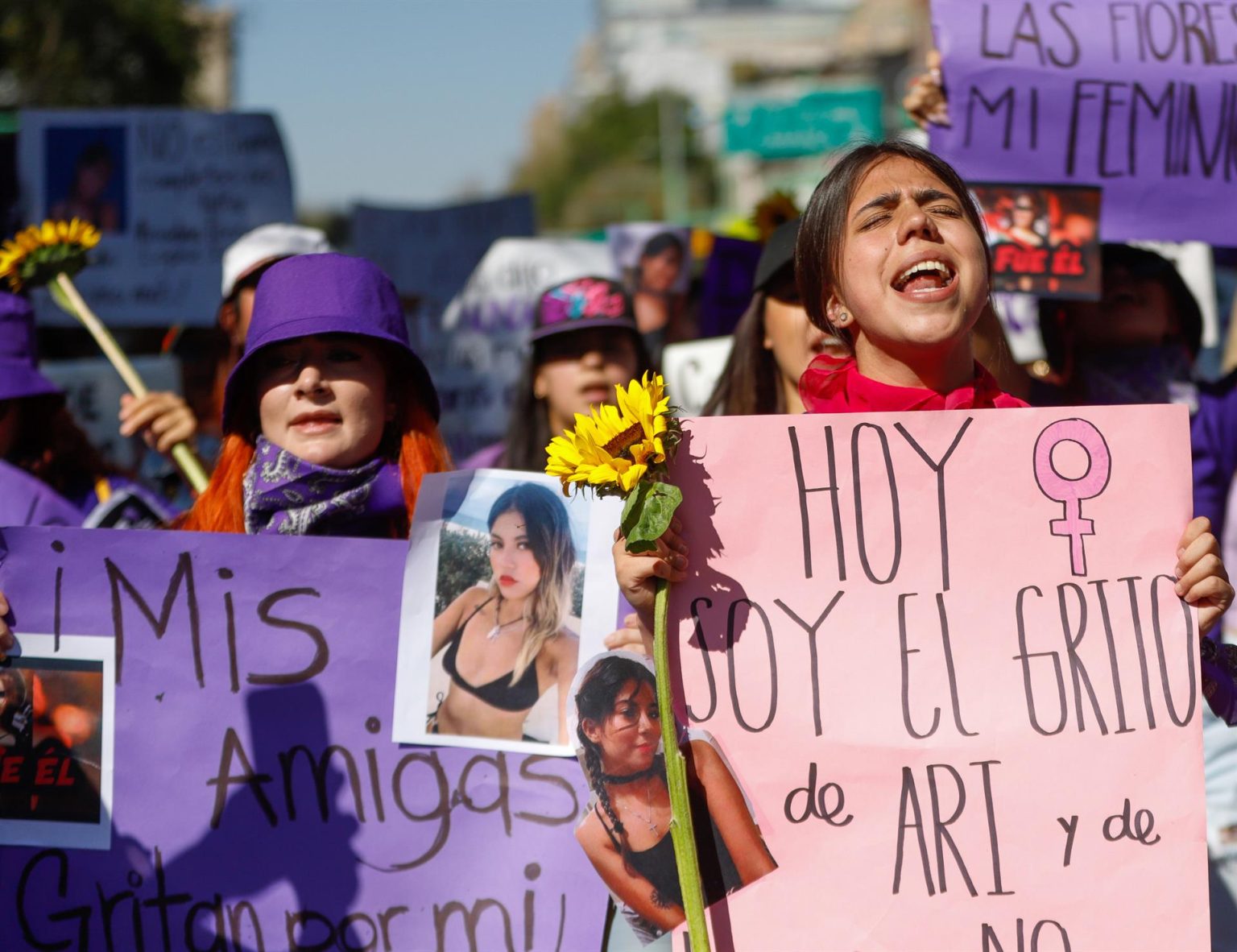 Un grupo de mujeres protesta hoy, en una de las principales avenidas de la Ciudad de México (México). EFE/ Isaac Esquivel