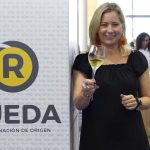 La directora de marketing y comunicación de Rueda, Arancha Zamácola, posa hoy durante la presentación de vinos españoles de las bodegas de las D.O. Ribera del Duero y Rueda, en el hotel Sheraton del Centro de Convenciones en San Juan (Puerto Rico). EFE/Thais Llorca