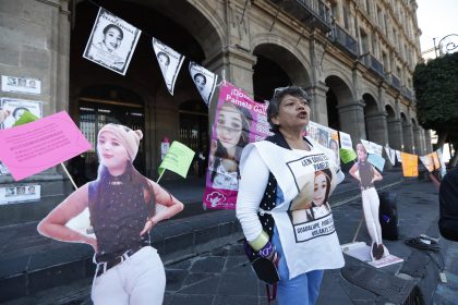 María del Carmen Volante, madre de Pamela Gallardo Volante, se manifiesta hoy en las afueras del Edificio de Gobierno, en Ciudad de México (México). EFE/Mario Guzmán