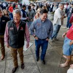 Fotografía tomada el pasado 2 de noviembre en la que se registró a los gobernadores republicanos de Georgia, Brian Kemp (i) y de Arizona, Doug Ducey (d), durante un acto de campaña, en Bremen (Georgia, EE.UU.). EFE/Erik S. Lesser