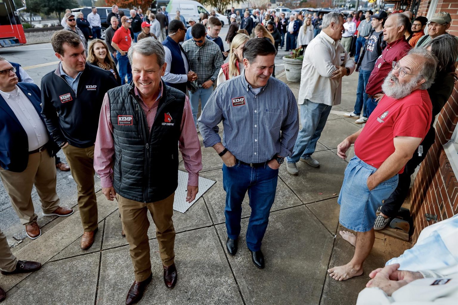 Fotografía tomada el pasado 2 de noviembre en la que se registró a los gobernadores republicanos de Georgia, Brian Kemp (i) y de Arizona, Doug Ducey (d), durante un acto de campaña, en Bremen (Georgia, EE.UU.). EFE/Erik S. Lesser