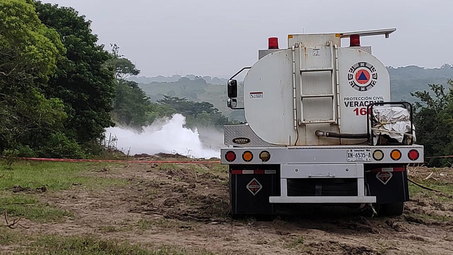 Fotografía cedida hoy por Secretaría de Protección Civil estatal de la zona donde ocurrió una explosión de un ducto de etano en el municipio Agua Dulce, Veracruz(México). EFE/Secretaría de Protección Civil del Estado de Veracruz /SOLO USO EDITORIAL/SOLO DISPONIBLE PARA ILUSTRAR LA NOTICIA QUE ACOMPAÑA (CRÉDITO OBLIGATORIO)