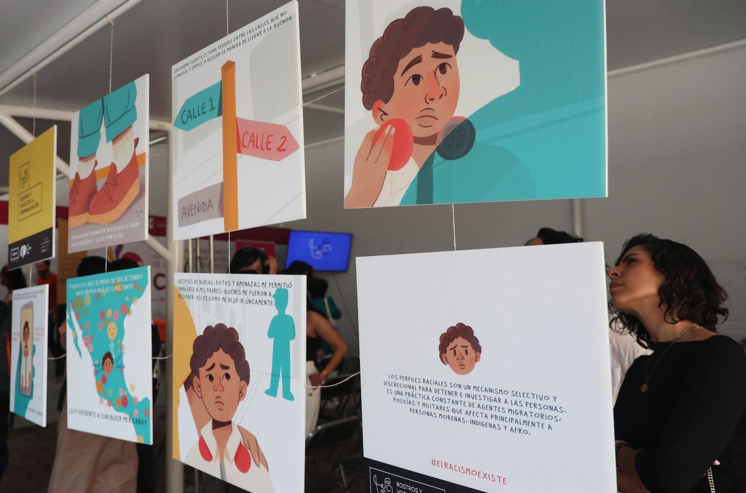 Personas observan ilustraciones que forman parte del proyecto sobre detenciones arbitrarias y perfilamiento racial, este miércoles en una rueda de prensa en la Ciudad de México (México). EFE/Sáshenka Gutiérrez