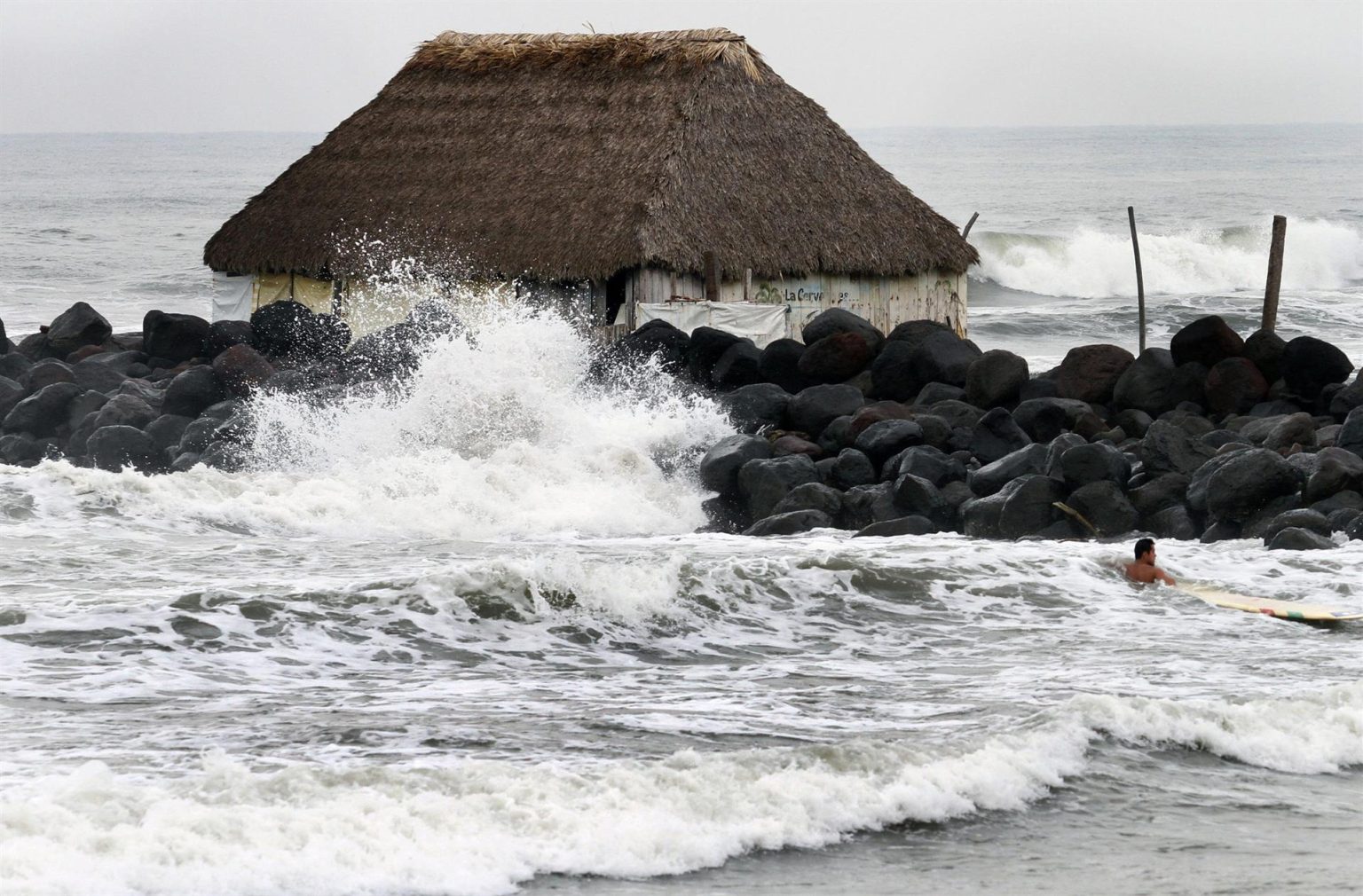 Fotografía de archivo de un aspecto del oleaje en el puerto mexicano de Veracruz EFE/ Saúl Ramírez