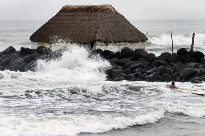 Fotografía de archivo de un aspecto del oleaje en el puerto mexicano de Veracruz EFE/ Saúl Ramírez