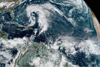 Fotografía satelital cedida por la Oficina Nacional de Administración Oceánica y Atmosférica (NOAA) a través del Centro Nacional de Huracanes (NHC) donde se muestra el estado del clima en el Atlántico. EFE/NOAA-NHC / SOLO USO EDITORIAL/ SOLO DISPONIBLE PARA ILUSTRAR LA NOTICIA QUE ACOMPAÑA (CRÉDITO OBLIGATORIO)