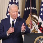 El presidente de los Estados Unidos, Joe Biden pronuncia comentarios y responde preguntas en el Comedor de Estado de la Casa Blanca en Washington, DC, EE. UU.  EFE/EPA/MICHAEL REYNOLDS