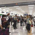 Fotografía de archivo que muestra a viajeros en una sala en el Aeropuerto Internacional de Ciudad de México (México). EFE/Jorge Núñez