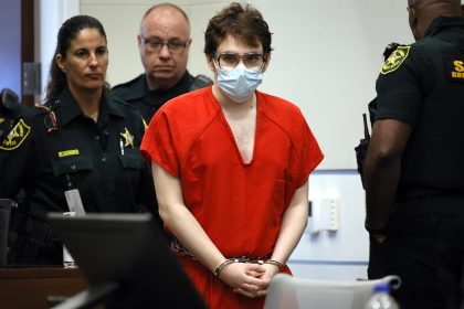 El autor de la masacre de la escuela secundaria Marjory Stoneman Douglas (MSD) en Parkland, Nikolas Cruz, ingresa a la sala del tribunal para la audiencia de sentencia hoy martes en el juzgado del condado de Broward en Fort Lauderdale, Florida (EE. UU). EFE/Amy Beth Bennett POOL