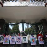 Personas participan en una manifestación hoy, por los 43 estudiantes desaparecidos de la Escuela Normal "Isidro Burgos" de Ayotzinapa, del estado de Guerrero, el 23 de septiembre de 2022, en el Campo Militar Número 1, en Ciudad de México (México). EFE/Sáshenka Gutiérrez