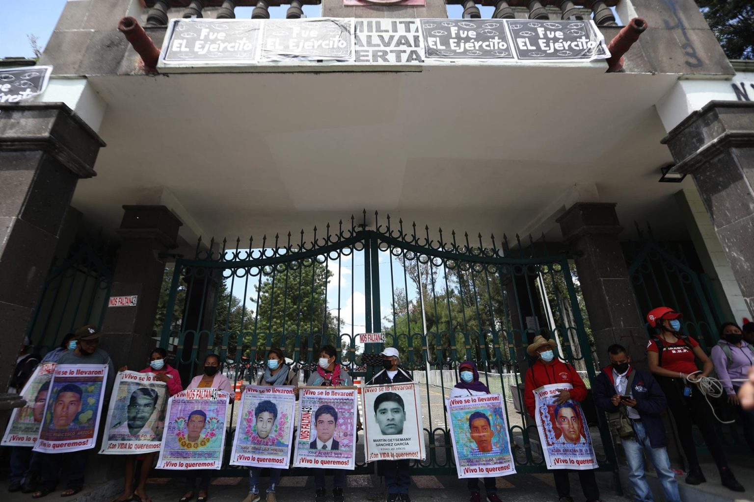 Personas participan en una manifestación hoy, por los 43 estudiantes desaparecidos de la Escuela Normal "Isidro Burgos" de Ayotzinapa, del estado de Guerrero, el 23 de septiembre de 2022, en el Campo Militar Número 1, en Ciudad de México (México). EFE/Sáshenka Gutiérrez