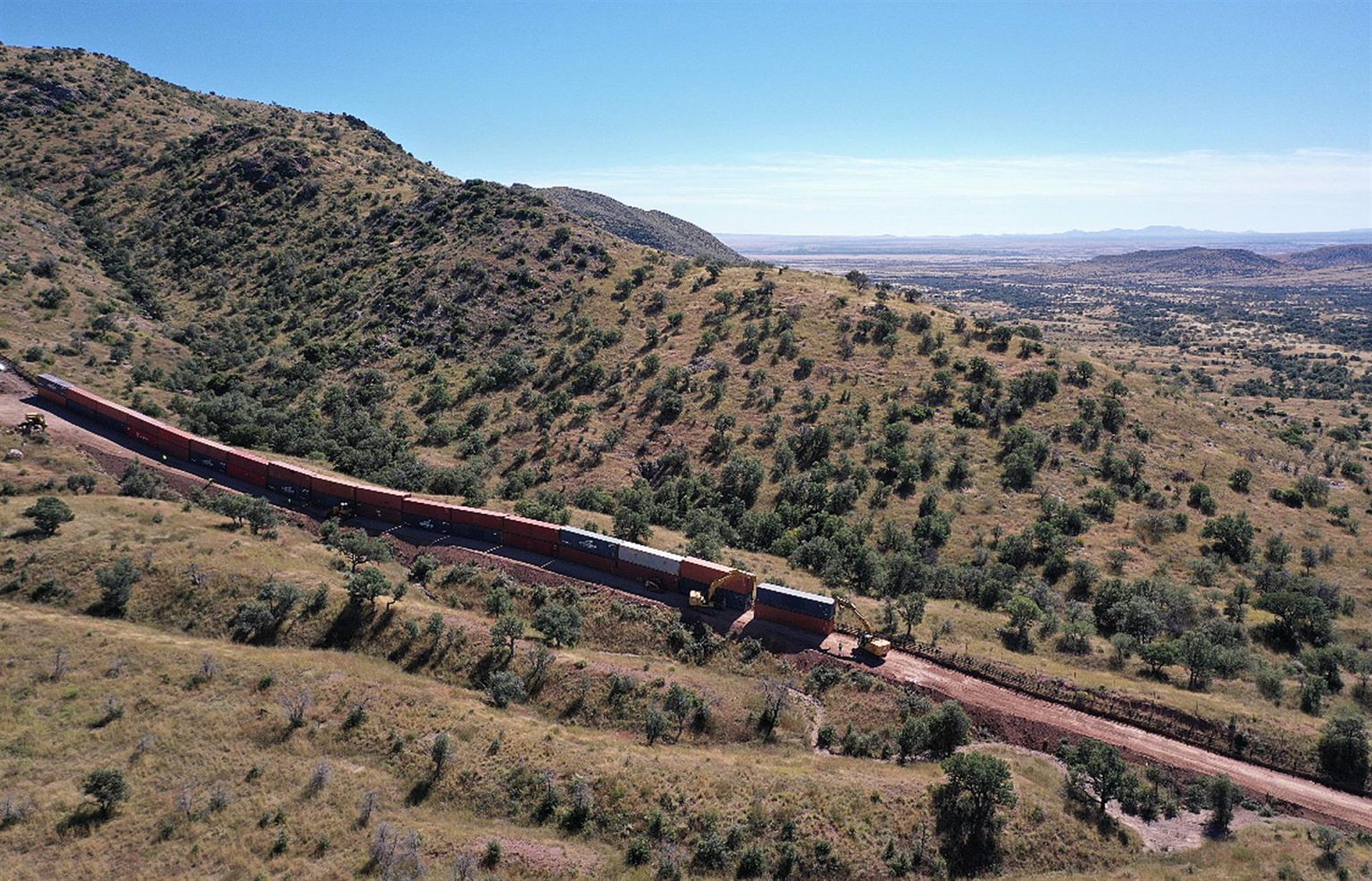 Vista aérea de contenedores colocados como muro fronterizo hoy, en la ciudad San Luis Río Colorado, estado de Sonora (México). EFE/Daniel Sánchez