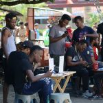 Migrantes de origen haitiano se dedican al comercio el 21 de noviembre de 2022, en la ciudad de Tapachula, estado de Chiapas (México). EFE/Juan Manuel Blanco