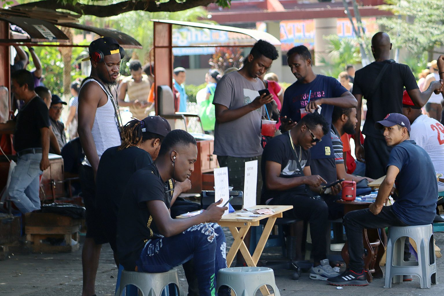 Migrantes de origen haitiano se dedican al comercio el 21 de noviembre de 2022, en la ciudad de Tapachula, estado de Chiapas (México). EFE/Juan Manuel Blanco