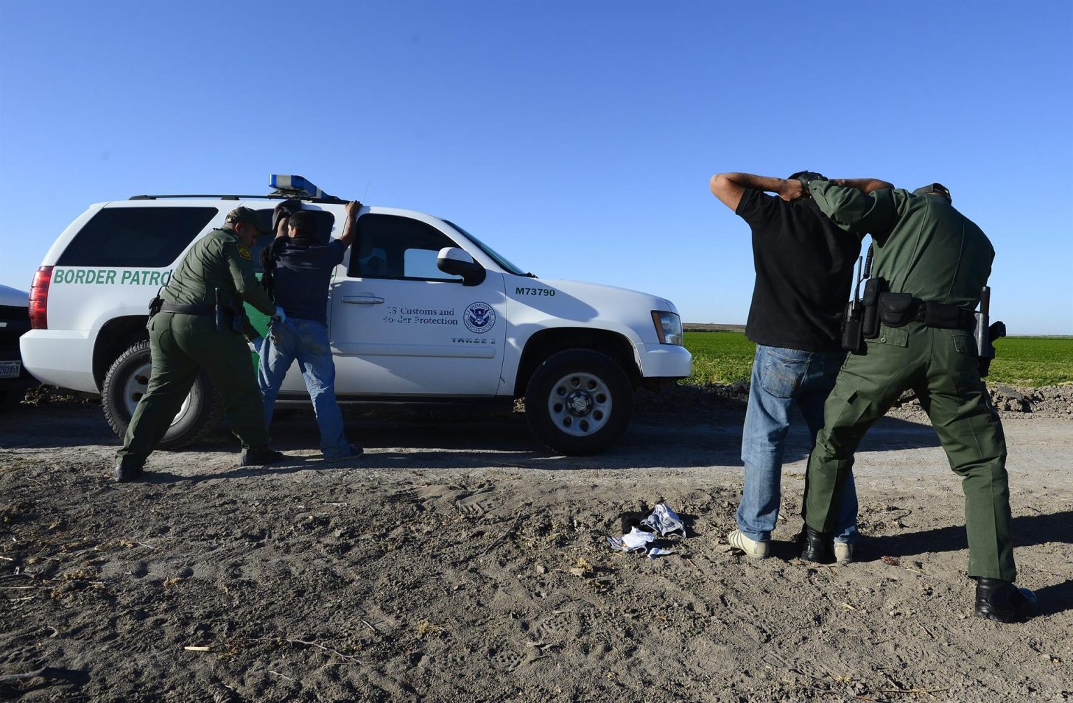 Agentes de la patrulla fronteriza detienen a presuntos inmigrantes ilegales en un costado del Río Grande cerca de McAllen, Texas (EE.UU.). Imagen de archivo. EFE/Larry W. Smith