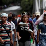 Migrantes hondureños caminan en el departamento de Chiquimula (Guatemala). Imagen de archivo. EFE/Esteban Biba