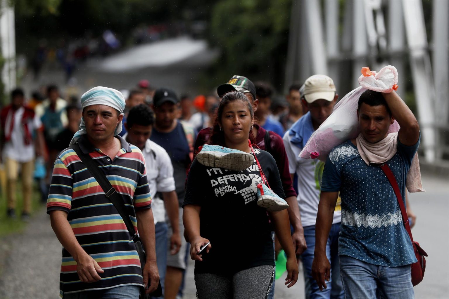 Migrantes hondureños caminan en el departamento de Chiquimula (Guatemala). Imagen de archivo. EFE/Esteban Biba