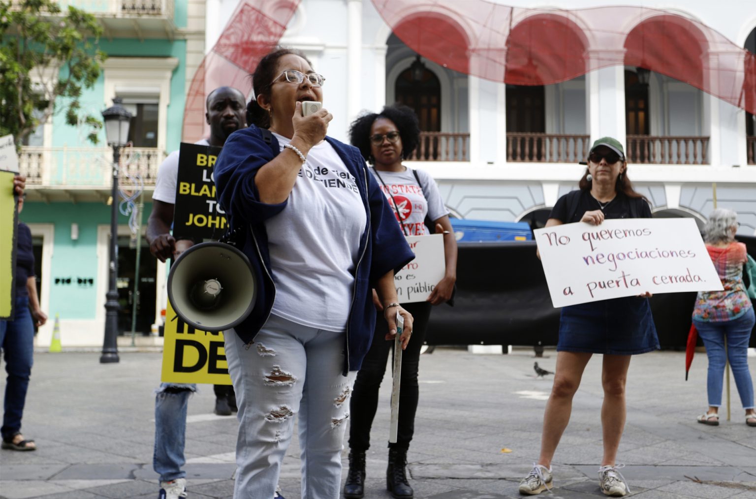 a activista Dennise Pilar Otero, del colectivo Puerta de Tierra No Se Vende, habla por megáfono durante una protesta contra la privatización de las playas, el 15 de noviembre de 2022, frente al Ayuntamiento de San Juan (Puerto Rico). EFE/ Thais Llorca