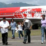 Fotografía de archivo de hondureños deportados de Estados Unidos que descienden de un avión estadounidense en el aeropuerto internacional de Toncontin, en Tegucigalpa. EFE/David de la Paz