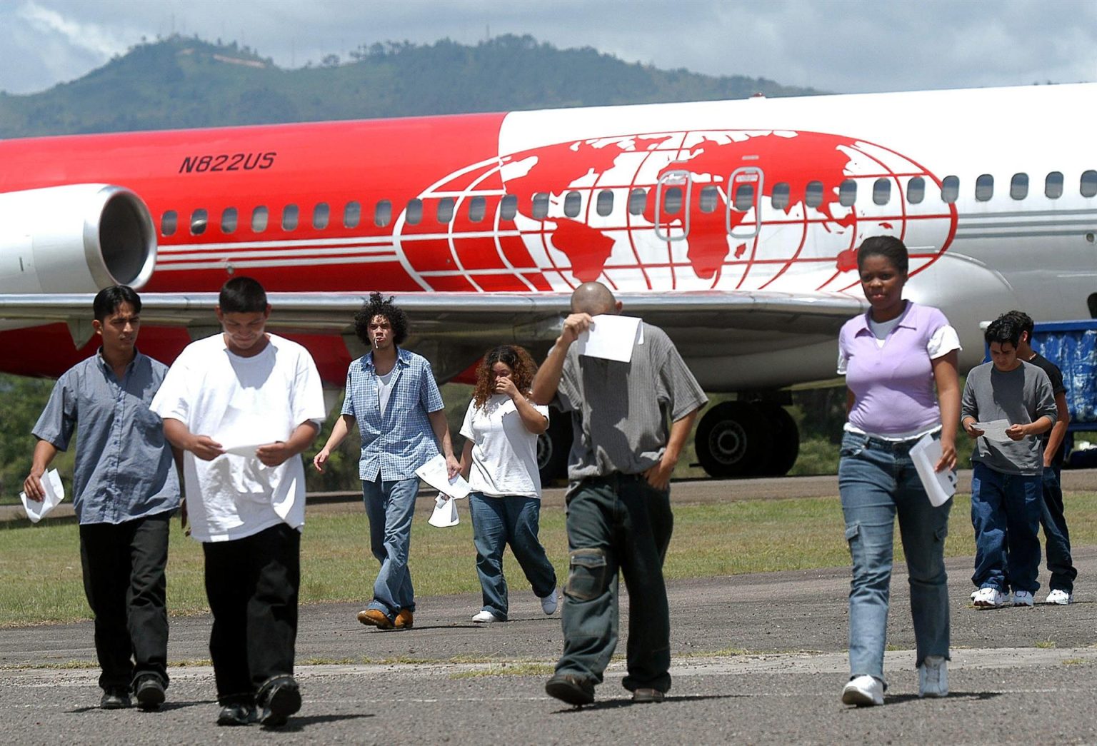 Fotografía de archivo de hondureños deportados de Estados Unidos que descienden de un avión estadounidense en el aeropuerto internacional de Toncontin, en Tegucigalpa. EFE/David de la Paz