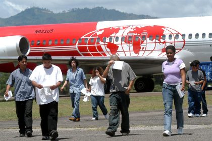 Fotografía de archivo de hondureños deportados de Estados Unidos que descienden de un avión estadounidense en el aeropuerto internacional de Toncontin, en Tegucigalpa. EFE/David de la Paz