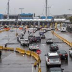 Decenas de vehículos hacen fila para cruzar la frontera hacia Estados Unidos por la garita de San Isidro hoy, en la ciudad de Tijuana, estado de Baja California (México). EFE/ Joebeth Terríquez