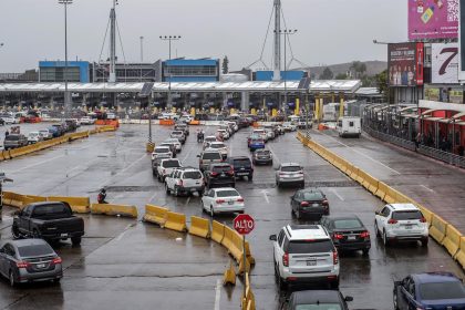 Decenas de vehículos hacen fila para cruzar la frontera hacia Estados Unidos por la garita de San Isidro hoy, en la ciudad de Tijuana, estado de Baja California (México). EFE/ Joebeth Terríquez