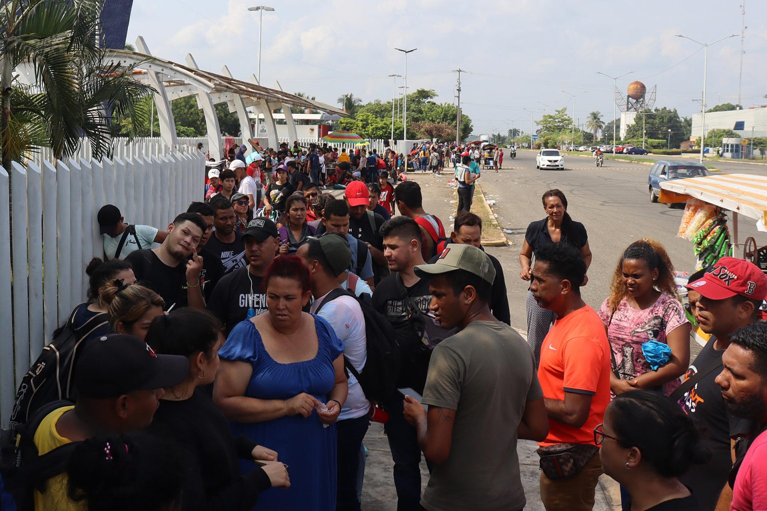 Un grupo de migrantes centroamericanos a la espera de poder salir en caravana a la frontera norte hoy, en la ciudad de Tapachula, estado de Chiapas (México). EFE/Juan Manuel Blanco