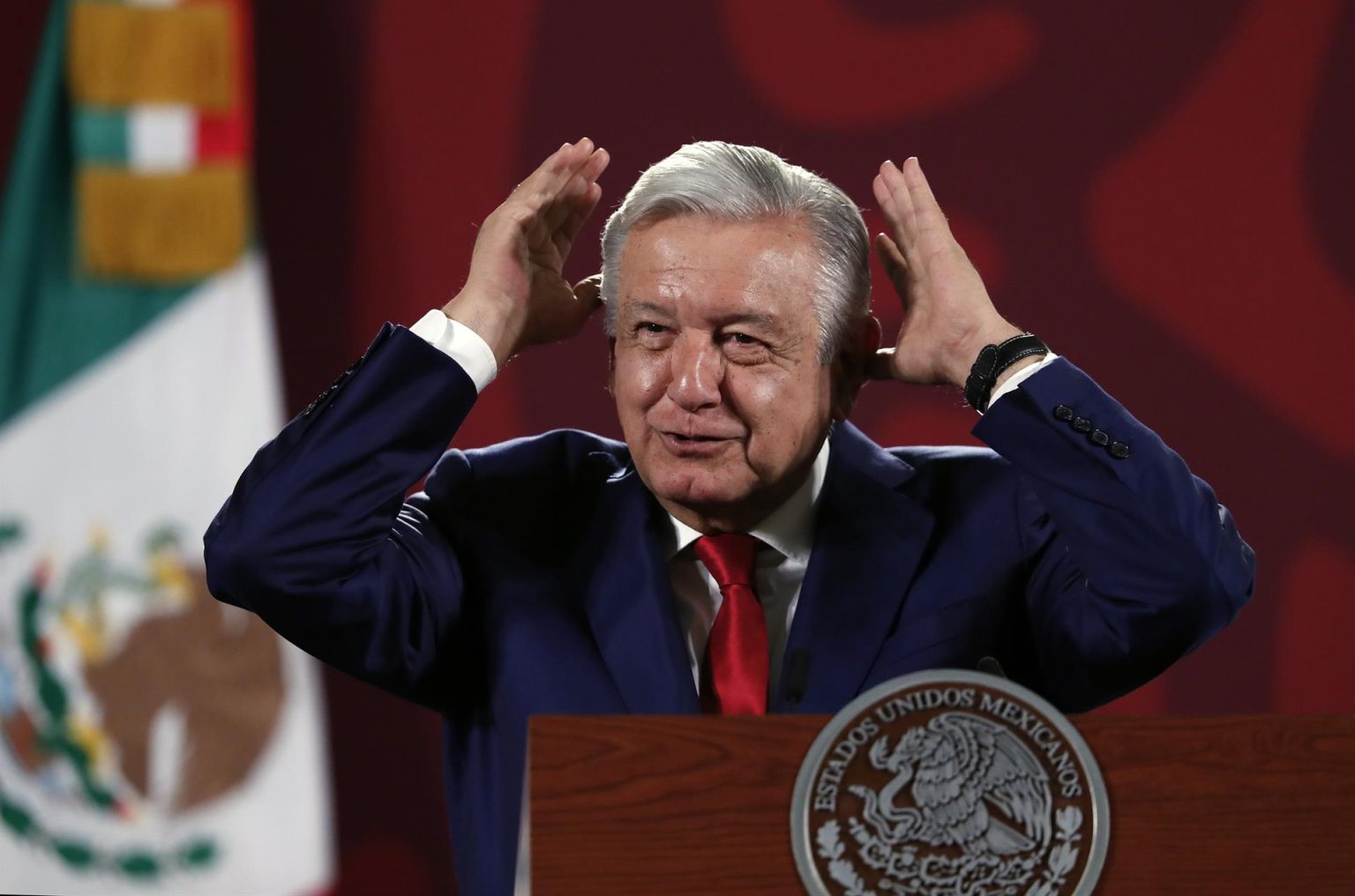 El presidente de México, Andrés Manuel López Obrador, habla durante una rueda de prensa este lunes, en el Palacio Nacional, en la Ciudad de México (México). EFE/Mario Guzmán