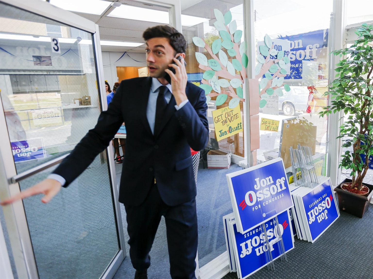 Fotografía de archivo del demócrata Jon Ossoff. EFE/ERIK S. LESSER