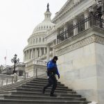 Un policía en el Capitolio en Washington, en una fotografía de archivo. EFE/EPA/Michael Reynolds