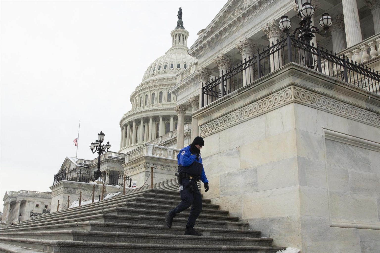 Un policía en el Capitolio en Washington, en una fotografía de archivo. EFE/EPA/Michael Reynolds