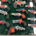 Fotografía de una mesa con diferentes tipos de armas a la venta durante una feria de armas, el 22 de octubre en Fredericksburg (Virginia), a 90 kilómetros al sur de Washington (EEUU). EFE/Octavio Guzmán