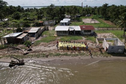 Fotografía aérea de habitantes y activistas de la organización ambientalista Greenpeace mientras protestan hoy, en la localidad El Bosque, municipio de Frontera, estado de Tabasco (México). EFE/Manuel López