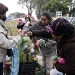 Comerciantes intercambian sus productos con compradores en San Pedro Choluca, Puebla (México). Imagen de archivo. EFE/ Hilda Ríos