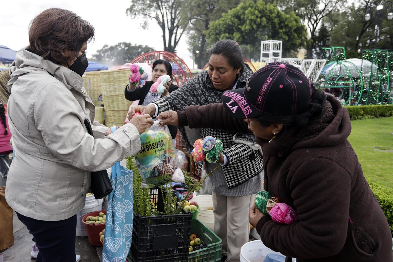 Comerciantes intercambian sus productos con compradores en San Pedro Choluca, Puebla (México). Imagen de archivo. EFE/ Hilda Ríos