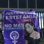 Vista de un cartel durante una marcha de mujeres que exigen justicia por el feminicidio de una joven en el municipio de Tuxtla Gutiérrez, en Chiapas (México). EFE/Carlos López