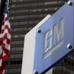 Fotografía de archivo del logotipo de General Motors en Detroit (Estados Unidos). EFE/Jeff Kowalsky