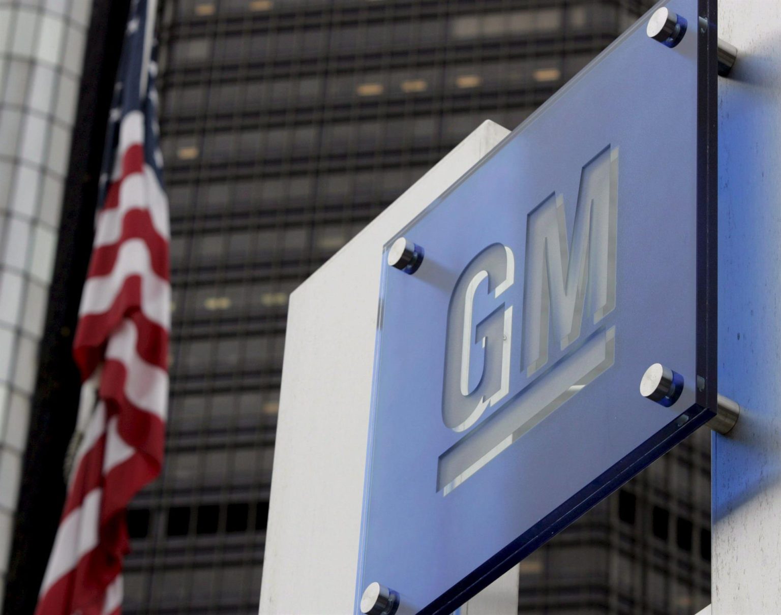 Fotografía de archivo del logotipo de General Motors en Detroit (Estados Unidos). EFE/Jeff Kowalsky