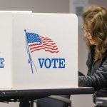 Una votante rellena este martes su papeleta de voto en su Centro de Votación del Condado de Fairfax en Fairfax, Virginia. EFE/ Shawn Thew